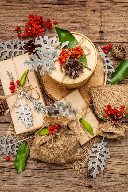 Navidad cero concepto de residuos. Embalaje ecológico de año nuevo. Cajas festivas en papel artesanal y sacos con diferentes decoraciones orgánicas.