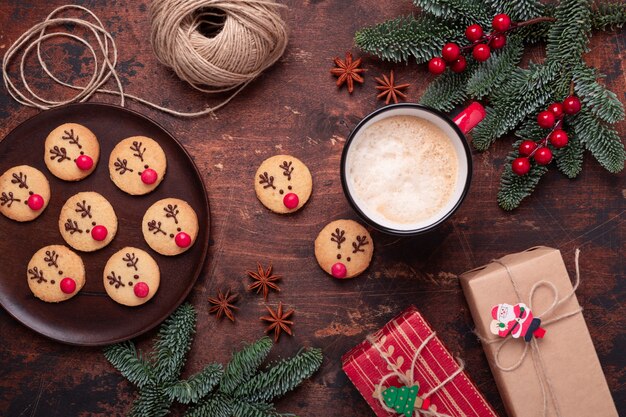 Navidad con chocolate caliente, galletas caseras, ramas de abeto y regalos.