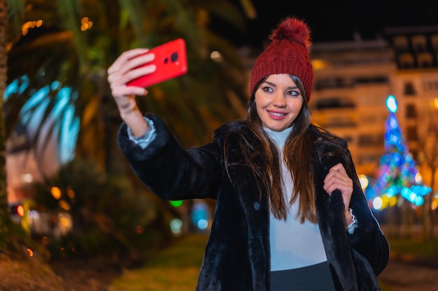 Navidad en la ciudad decoración de invierno Disfrutando de la noche haciéndote un selfie