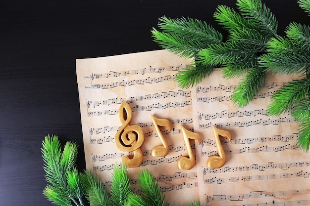 Foto navidad clave de sol y notas musicales en papel, vista superior