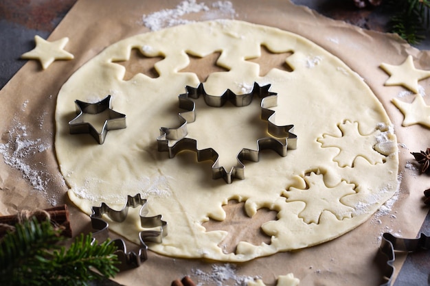 Navidad cocinar y hornear masa con galletas de copo de nieve