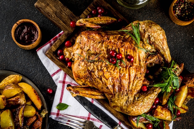 Navidad, comida de acción de gracias, pollo asado al horno con arándanos y hierbas