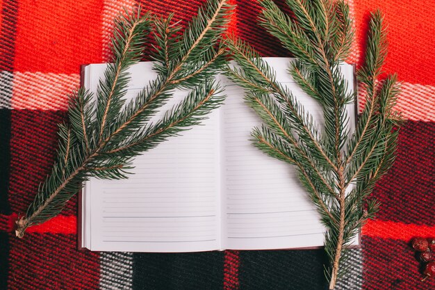 navidad concept.notebook sobre fondo rojo