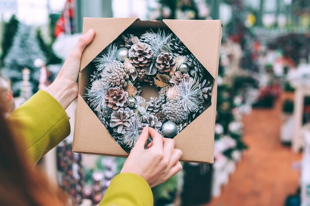 Navidad, corona de año nuevo en una caja de embalaje para costura,