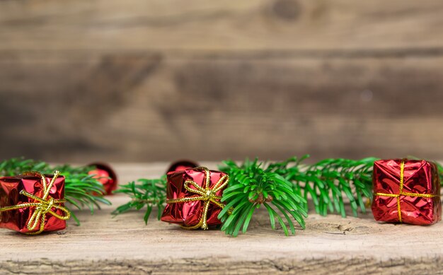 Navidad y decoración concepto-primer plano de decoraciones de Navidad sobre un fondo de madera