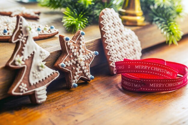 Foto navidad. decoración y pan de jengibre de pastelería de cinta de navidad.