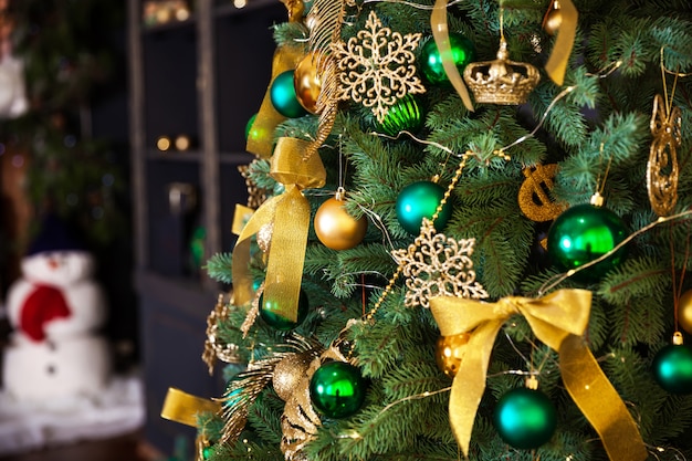 Navidad decorada en casa. Árbol de Navidad. Luces de Navidad. Interior de año nuevo