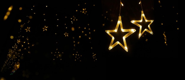 Navidad decorada estrella dorada y luces bokeh en fondo negro