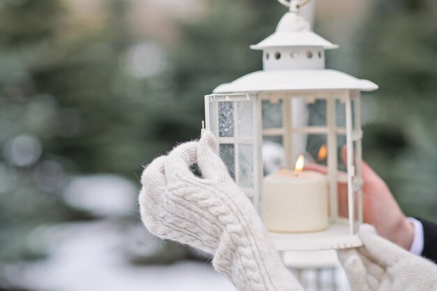 Navidad decorado linterna y velas en la nieve.