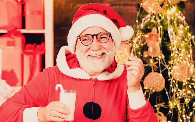 Navidad divertida. Papá Noel. Leche y galletas para Santa Claus. Navidad para Papá Noel. Retrato