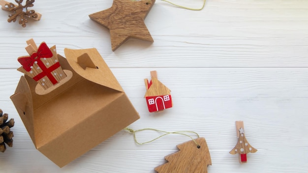 Foto navidad y embalaje ecológico sin desperdicio y decoraciones artesanales para el árbol sobre un fondo de madera blanca con espacio para texto concepto ecológico de decoración ecológica navideña