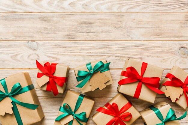 Navidad envuelta u otro regalo hecho a mano en papel con cinta de color Caja de regalo decorativa en una colorida vista superior de la mesa con espacio para copiar