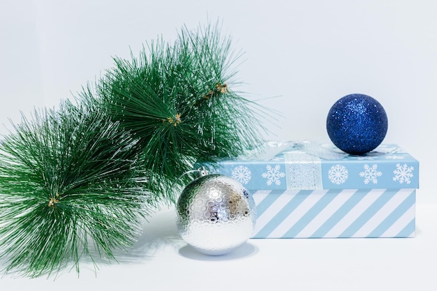 Navidad esferas plateadas y azules y caja de regalo aislado sobre fondo blanco.