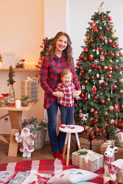 Navidad familia mamá e hijo. Feliz Navidad y felices fiestas retrato.