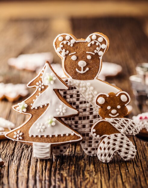 Navidad. Familia de pan de jengibre con árbol de Navidad y pastelería navideña.