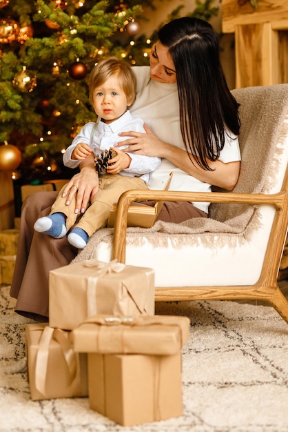 Navidad familiaFeliz Navidad y Felices Fiestas Mamá e hijo