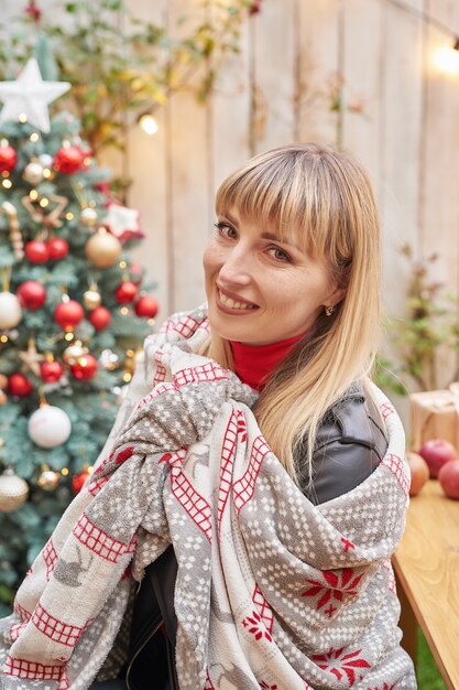 Navidad familiar en julio. Retrato de niña cerca del árbol de Navidad con regalos. Decoración de pino. Concepto de personas y vacaciones de invierno. Feliz Navidad y felices fiestas tarjeta de felicitación. Mujer de navidad