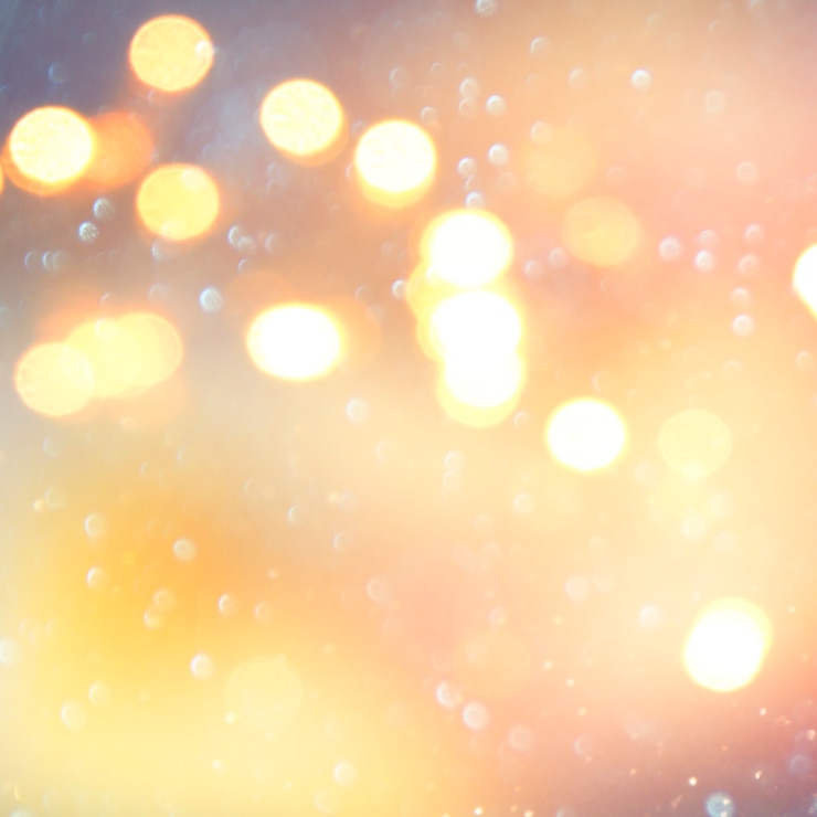 Foto navidad y feliz año nuevo en bokeh borroso con fondo de banner de nevadas