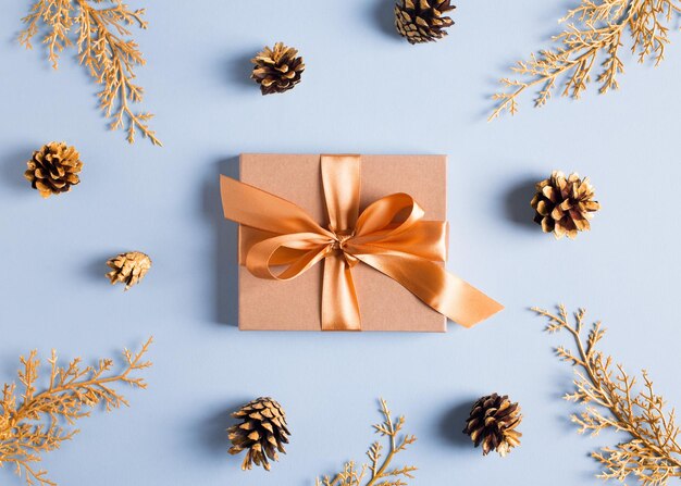 Navidad y feliz año nuevo endecha plana Concepto de celebración de oro y azul con caja de regalo y decoración