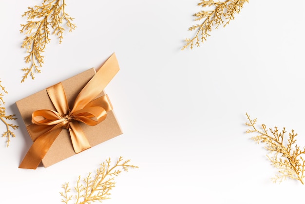 Navidad y feliz año nuevo endecha plana Concepto de celebración de oro y blanco con caja de regalo y rama dorada