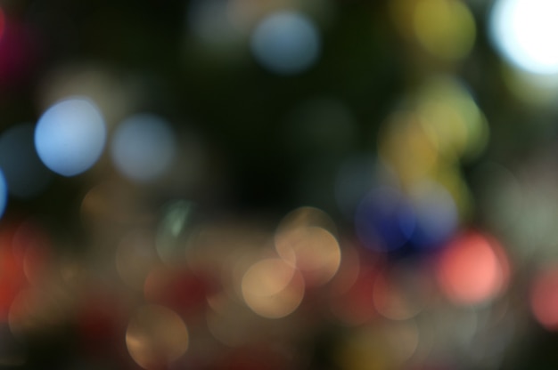 Navidad y feliz año nuevo en el fondo borroso de la bandera del árbol de navidad del bokeh