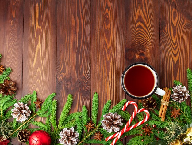 Navidad y feliz año nuevo fondo con té. Vista superior, copia espacio, marrón oscuro madera