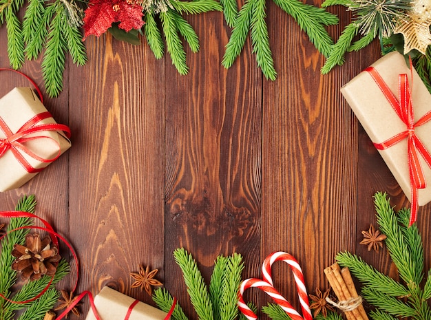 Navidad y feliz año nuevo mesa de madera marrón oscuro, vista superior, espacio de copia