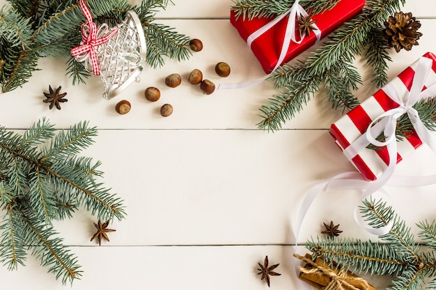 Navidad, festivo, fondo de año nuevo con ramas de abeto, estrellas de anís, palitos de canela con una copia del espacio. vista superior.