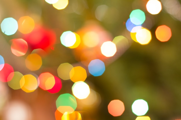 Foto navidad fondo borroso con coloridas luces festivas. fondo abstracto bokeh circular.