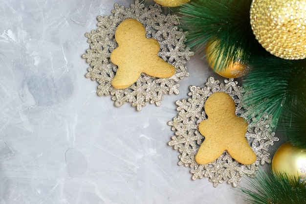 Navidad con galletas de jengibre, rama de árbol de navidad