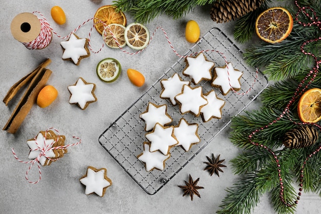 Navidad galletas tradicionales alemanas estrellas de canela con ramas de abeto conos de frutos secos y especias