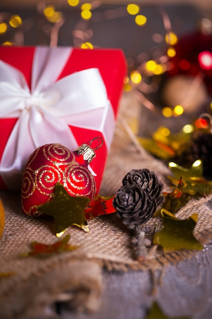 Navidad - un grupo de regalos en el fondo de guirnaldas