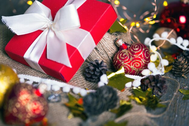 Navidad - un grupo de regalos en el fondo de guirnaldas