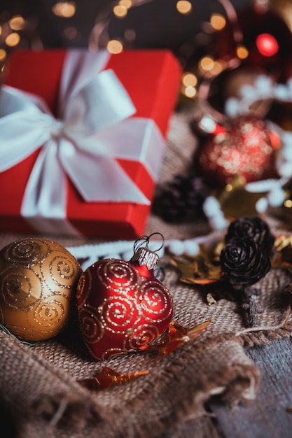 Navidad - un grupo de regalos en el fondo de guirnaldas