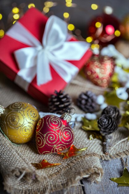 Navidad - un grupo de regalos en el fondo de guirnaldas