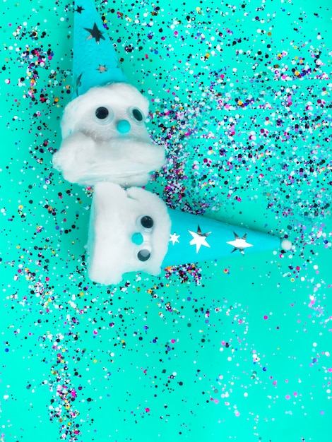 Navidad hermosos muñecos de nieve caseros sobre fondo de color de moda neo menta festivo con confeti