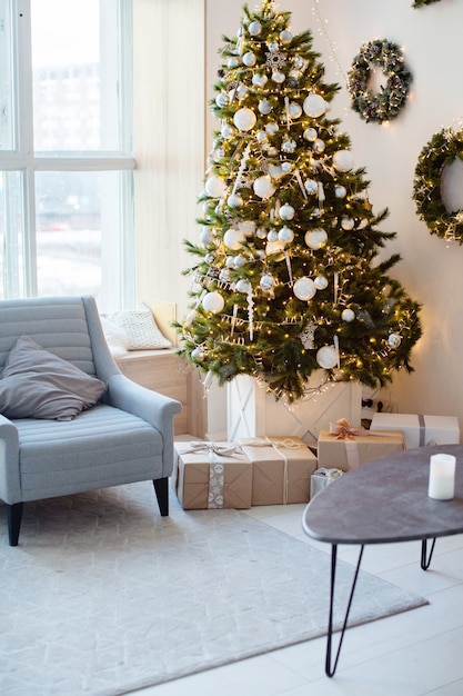 Navidad interior de vacaciones acogedor y cálido árbol de Navidad y chimenea