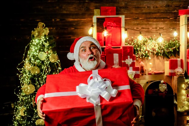 Navidad invierno felicidad presenta vacaciones de año nuevo hombre barbudo en sombrero de santa tiene navidad