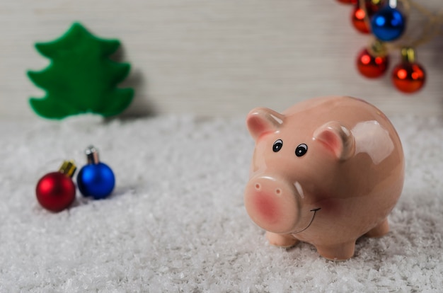 Navidad juguetes cerdo símbolo del año nuevo en el fondo de nieve