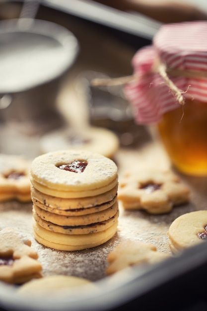 Navidad linzer dulces y galletas mermelada de azúcar en polvo en una sartén al horno.