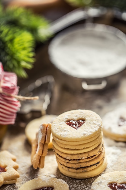 Navidad linzer dulces y galletas mermelada de azúcar en polvo en una sartén al horno.