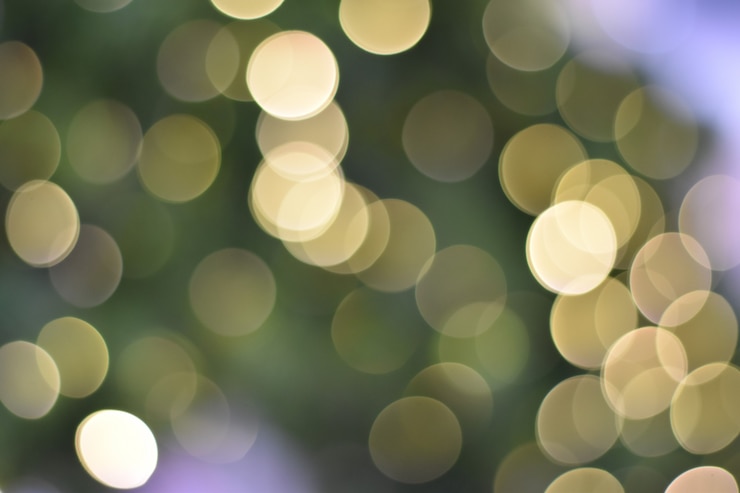 Foto navidad luces doradas y verdes. fondo de bokeh brillante.