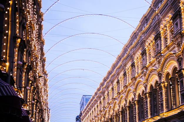 Navidad en Moscú, Rusia. La Plaza Roja y los grandes almacenes estatales de Moscú en la noche.