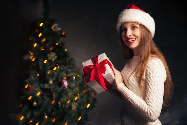 Navidad. mujer sonriente con caja de regalo