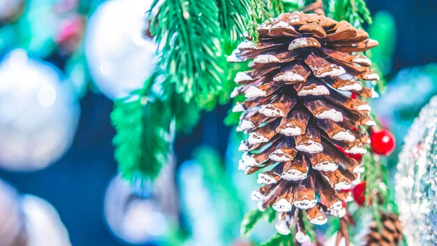 Foto navidad natural años nuevos juguete cono de pino y rama de árbol de navidad de primer plano invierno