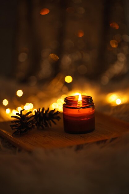 Foto navidad naturaleza muerta con vela año nuevo tarjetas de navidad luces de guirnaldas encendidas vela y un