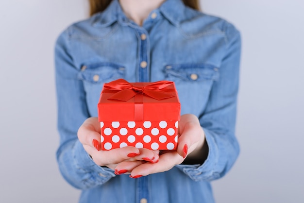 Navidad, navidad, año nuevo, san valentín, aniversario, amigo, familia, padre, novio, pequeño, pequeño, persona, gente, adolescente Foto de primer plano recortada de lindo regalo hermoso aislado en la pared gris