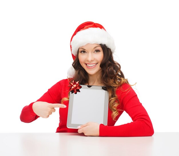 Navidad, Navidad, electrónica, concepto de gadget - mujer sonriente con sombrero de ayudante de santa con tablet pc de pantalla en blanco