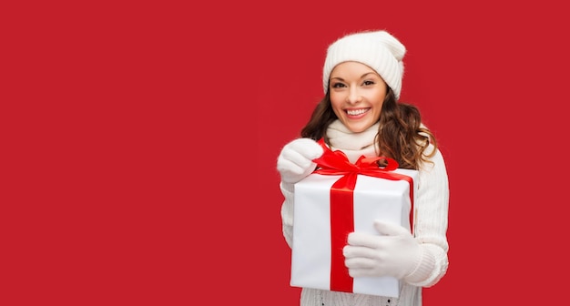 Navidad, Navidad, invierno, concepto de felicidad - mujer sonriente en ropa blanca con caja de regalo