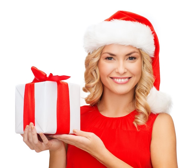 Navidad, Navidad, invierno, concepto de felicidad - mujer sonriente con sombrero de ayudante de santa con caja de regalo